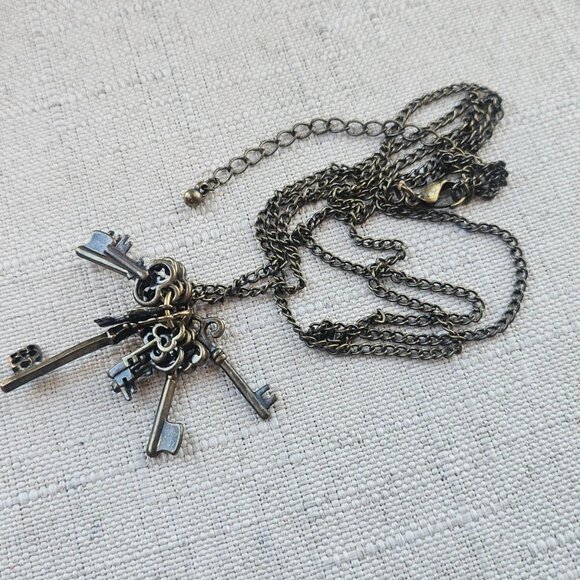 Nordstrom Rack Necklaces Antique Style Bronze Tone Multi Keys Pendant Jewelry - Picture 10 of 12